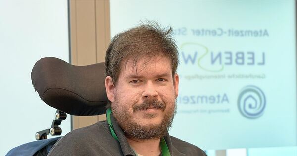 Benjamin Bechtle ist Vorsitzender der Landesgruppe Baden‑Württemberg der Deutschen Gesellschaft für Muskelkranke. Er hat selbst erlebt, wie moderne Beatmungs‑ und Weaningversorgung Lebensqualität wiederherstellt.