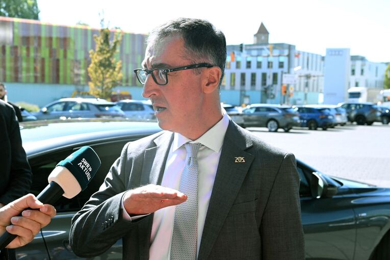 Ministerpräsident Cem Özdemir besucht Audi-Werk in Neckarsulm Ministerpräsident Cem Özdemir besucht Audi-Werk in Neckarsulm