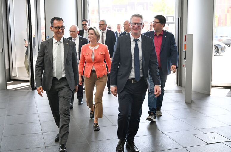 Ministerpräsident Özdemir besucht Audi-Werk in Neckarsulm Ministerpräsident Özdemir besucht Audi-Werk in Neckarsulm