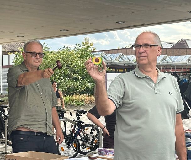 Wer ersteigert die Kopfhörer? Peter Müller und Joachim Knittel vom Bürgerbüro Freiberg leiten die Fundsachen-Auktion.
