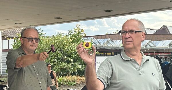 Wer ersteigert die Kopfhörer? Peter Müller und Joachim Knittel vom Bürgerbüro Freiberg leiten die Fundsachen-Auktion.