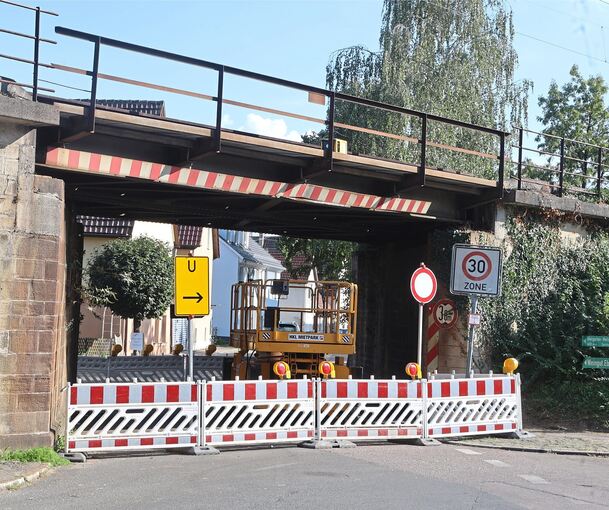 Baustelle an einer Eisenbahnbrücke in Walheim: Das Schienennetz muss an vielen Stellen saniert werden.