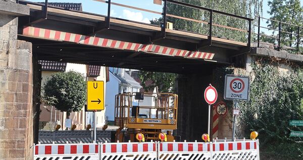 Baustelle an einer Eisenbahnbrücke in Walheim: Das Schienennetz muss an vielen Stellen saniert werden.