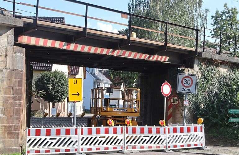 Baustelle an einer Eisenbahnbrücke in Walheim: Das Schienennetz muss an vielen Stellen saniert werden.