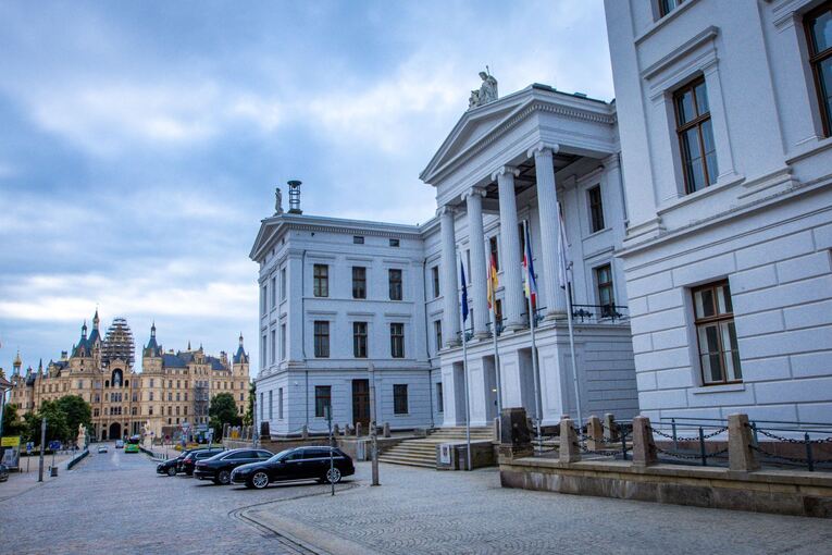 Staatskanzlei Schwerin und Schloss mit Sitz des Landtags