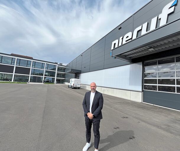 Geschäftsführer David Niemes von dem dreistöckigen Neubau samt Büro und Lagerhalle. Das Ensemble befindet sich auf einer Fläche von 6.000 Quadratmetern und bietet Platz für noch mehr Wachstum.