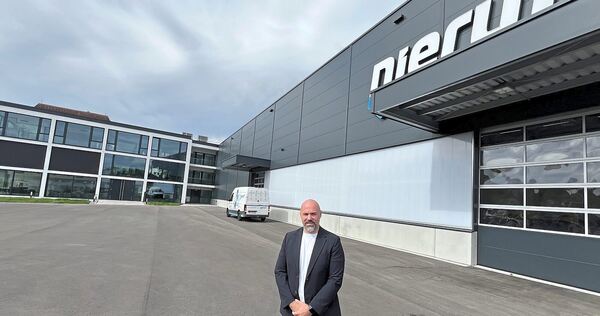 Geschäftsführer David Niemes von dem dreistöckigen Neubau samt Büro und Lagerhalle. Das Ensemble befindet sich auf einer Fläche von 6.000 Quadratmetern und bietet Platz für noch mehr Wachstum.