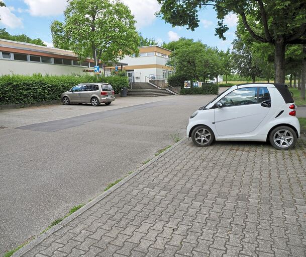 Die Lugaufhalle und die TuS-Geschäftsstelle in Freiberg. Das Areal soll verkauft und der Wohnbebauung zugeführt werden. Im Bereich des Parkplatzes ist der Sportpark geplant.