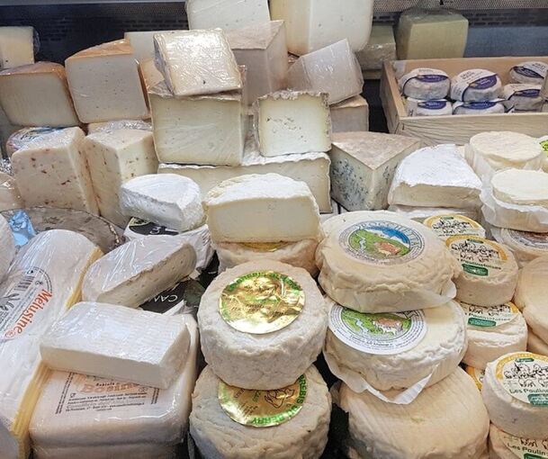 Blick in die Auslage von Käse-Haas.