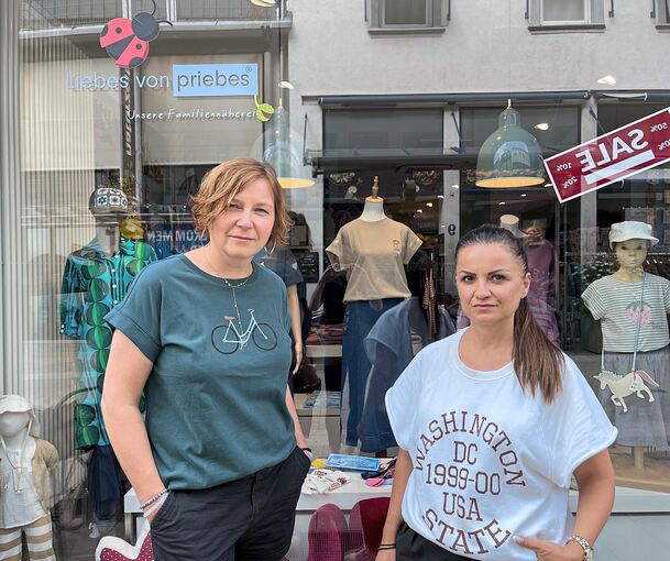 Inhaberin Joanna Priebe (links) und Mitarbeiterin Evangelia Kadigiannopoulou vor dem Geschäft in der Seestraße 12. Inhaberin Joanna Priebe (links) und Mitarbeiterin Evangelia Kadigiannopoulou vor dem Geschäft in der Seestraße 12.