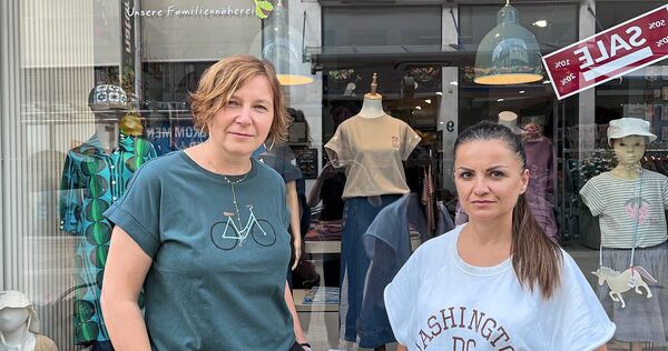Inhaberin Joanna Priebe (links) und Mitarbeiterin Evangelia Kadigiannopoulou vor dem Geschäft in der Seestraße 12.