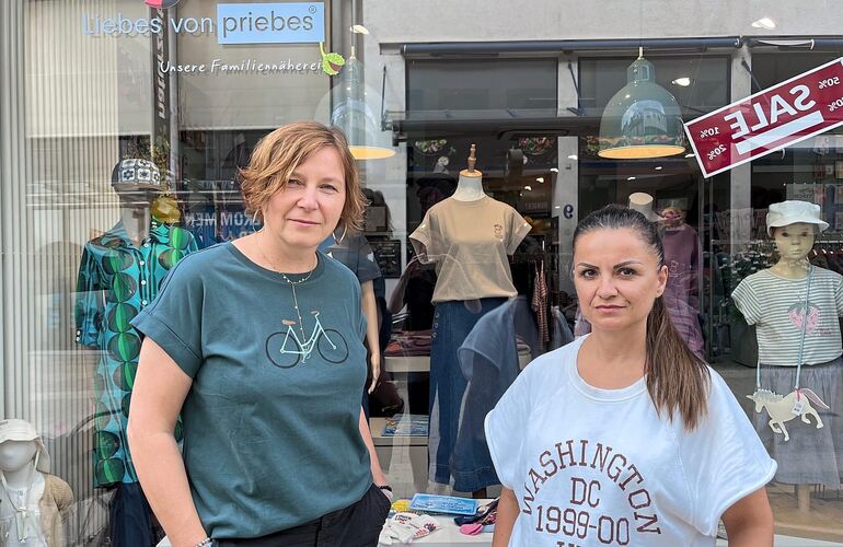 Inhaberin Joanna Priebe (links) und Mitarbeiterin Evangelia Kadigiannopoulou vor dem Geschäft in der Seestraße 12.