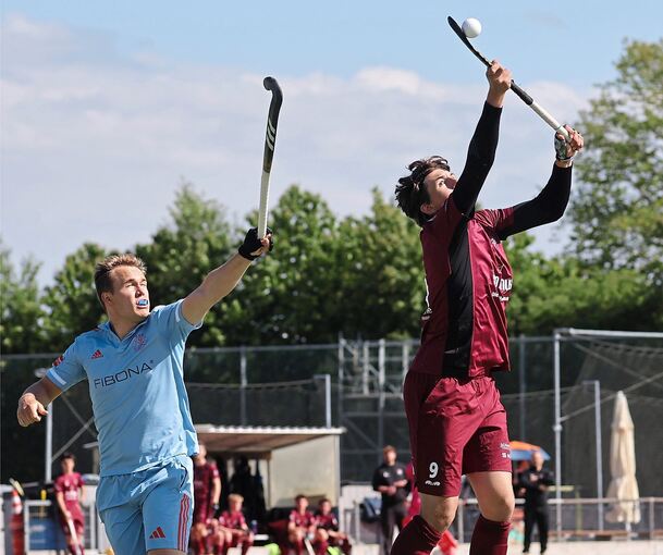 Müssen sich strecken: Laurin Pölz (rechts) und der HCL starten am Wochenende in die Zweitliga-Saison.