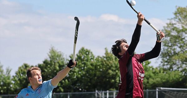 Müssen sich strecken: Laurin Pölz (rechts) und der HCL starten am Wochenende in die Zweitliga-Saison.