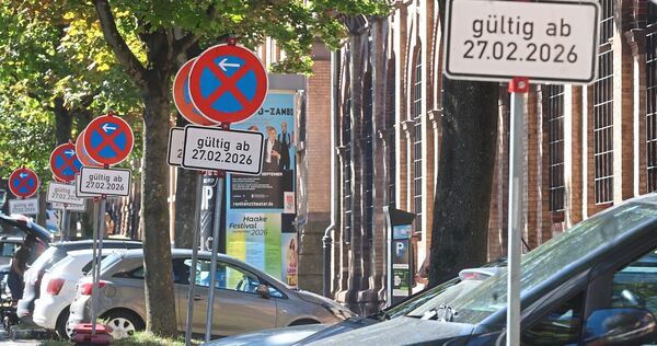 Schilderwald in der Fasanenstraße: Entlang der Grünflächen mit den Bäumen darf nicht geparkt werden.