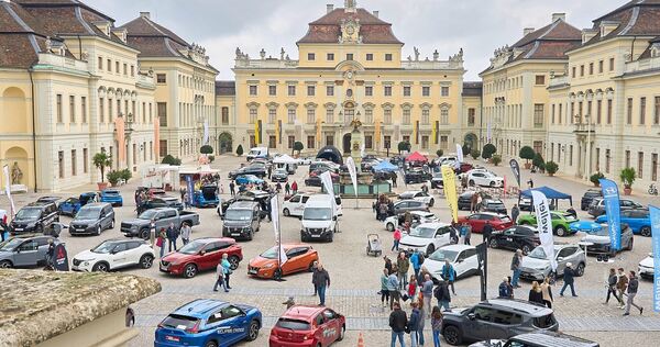 19 Autohäuser präsentieren ihre Modelle im Schlosshof Ludwigsburg.