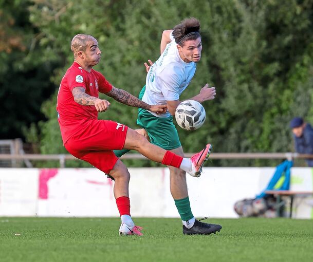 Heimerdingens Filip Milos (r.) im Zweikampf mit Schwäbisch Halls Dogukan Kaplan.