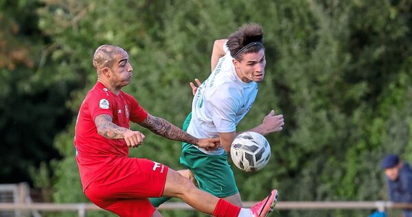 Heimerdingens Filip Milos (r.) im Zweikampf mit Schwäbisch Halls Dogukan Kaplan.