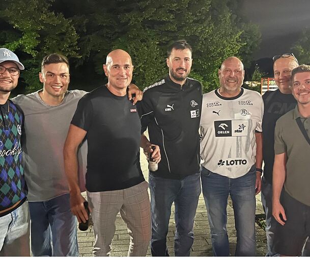 In Dakovo waren Domagoj Duvnjak und Jerko Pejic Nachbarn, in Bietigheim trafen sie sich wieder. Von links nach rechts: Die TSV-Spieler Benedikt Qual und Jaron May, Jerko Pejic, Domagoj Duvnjak. Lukas May (Bönnigheim), der frühere SG BBM-Torhüter Ergi