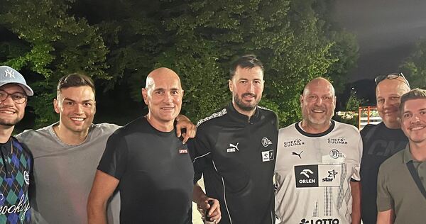 In Dakovo waren Domagoj Duvnjak und Jerko Pejic Nachbarn, in Bietigheim trafen sie sich wieder. Von links nach rechts: Die TSV-Spieler Benedikt Qual und Jaron May, Jerko Pejic, Domagoj Duvnjak. Lukas May (Bönnigheim), der frühere SG BBM-Torhüter Ergi