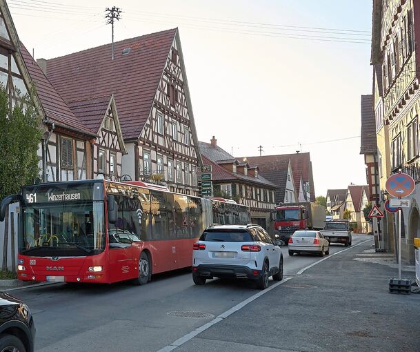 Ein Linienbus auf der Umleitung durch die Marktstraße Steinheims.