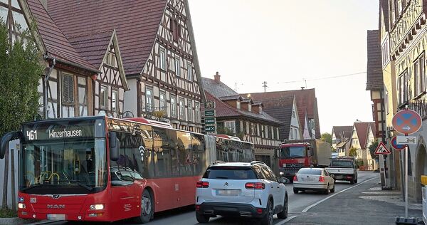 Ein Linienbus auf der Umleitung durch die Marktstraße Steinheims.