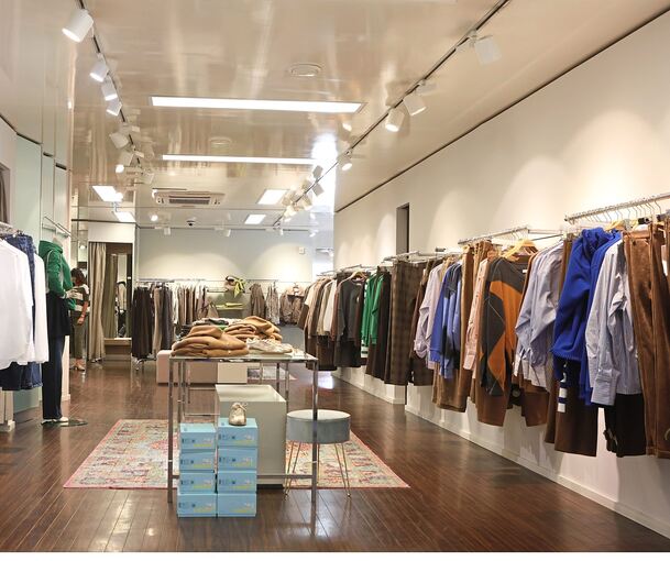 Blick in den Verkaufsraum mit der aktuellen Herbst- und Wintermode.
