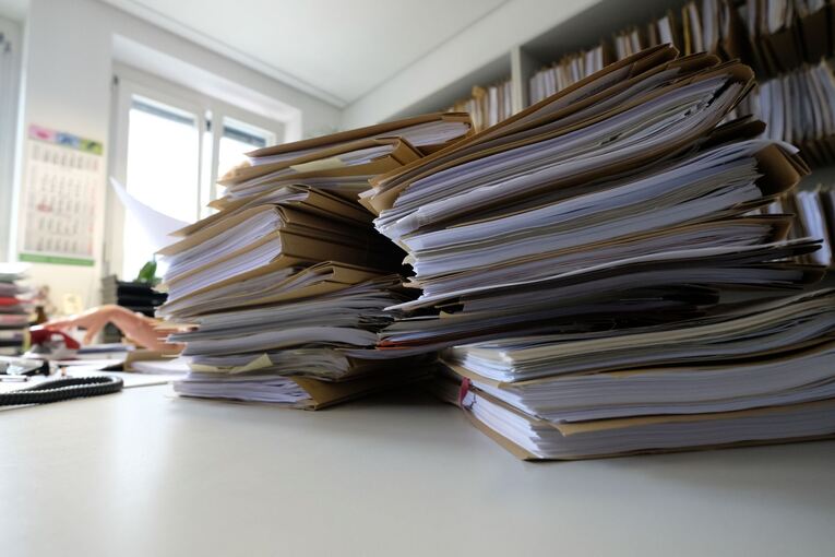 Aktenordner stapeln sich Aktenordner stapeln sich