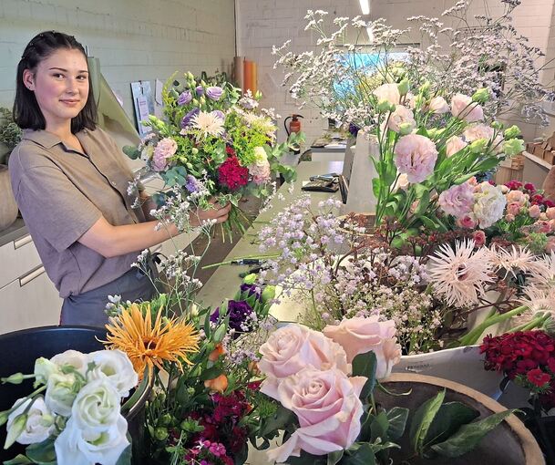 Maria Failmezger in der Pleidelsheimer Gärtnerei Hammer am Arbeitsplatz für Schnittblumen.