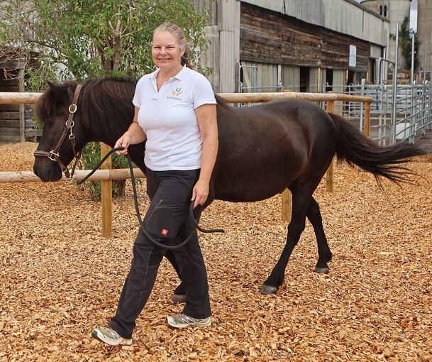 Kathrin Pennekamp mit einem ihrer Patienten, dem Isländer Bersi.