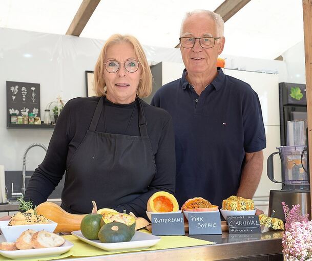 Petra und Ulrich Graf aus Ditzingen sind begeistert von der Vielfalt, die Kürbisse zu bieten haben.