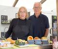 Petra und Ulrich Graf aus Ditzingen sind begeistert von der Vielfalt, die Kürbisse zu bieten haben.