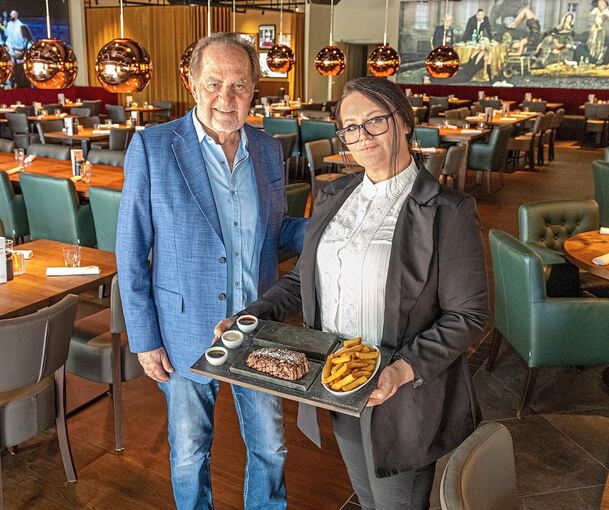 Eduard „Eddy“ Fehr mit Anna Farolfi, der Restaurantleiterin von Abacco‘s Steakhouse in Korntal-Münchingen.