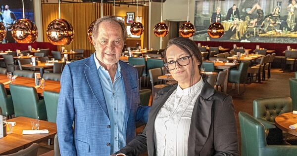 Eduard „Eddy“ Fehr mit Anna Farolfi, der Restaurantleiterin von Abacco‘s Steakhouse in Korntal-Münchingen.