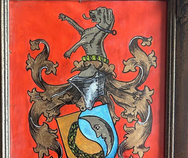 Zur Familiengeschichte gehört auch ein historisches Wappen.