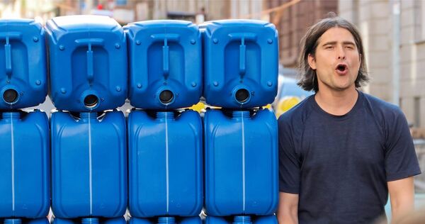 In Kornwestheim präsentiert der Figurentheatermacher Marius Alsleben auf dem Marktplatz seine Arbeit „20 Liter 0“, für die er eine Turmwand aus 35 blauen Kanistern errichtet.