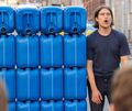 In Kornwestheim präsentiert der Figurentheatermacher Marius Alsleben auf dem Marktplatz seine Arbeit „20 Liter 0“, für die er ei In Kornwestheim präsentiert der Figurentheatermacher Marius Alsleben auf dem Marktplatz seine Arbeit „20 Liter 0“, für die er eine Turmwand aus 35 blauen Kanistern errichtet.
