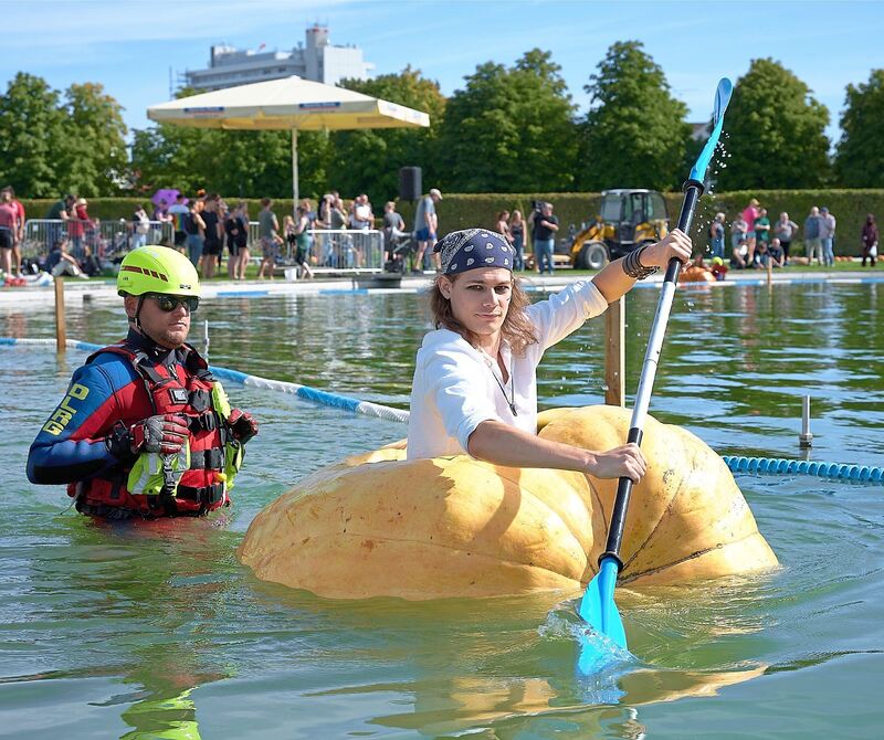 Der Kürbis liegt gut im Wasser. Der Kürbis liegt gut im Wasser.