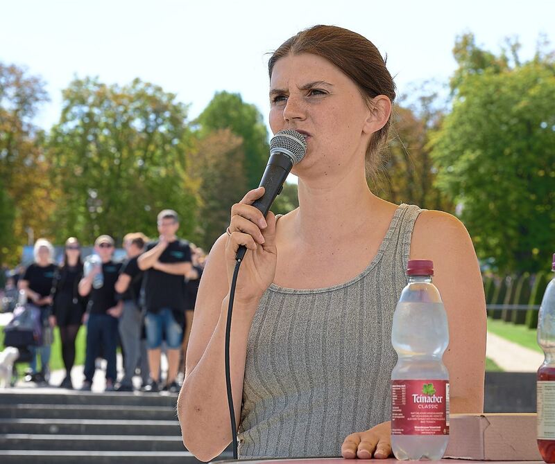 Alisa Käfer, die Leiterin der Kürbisausstellung, moderiert das Event. Alisa Käfer, die Leiterin der Kürbisausstellung, moderiert das Event.