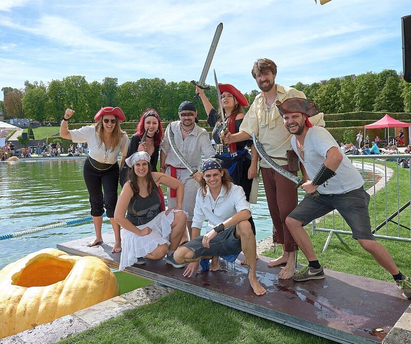 Diese Piraten treten bei der Kürbisregatta an. Diese Piraten treten bei der Kürbisregatta an.