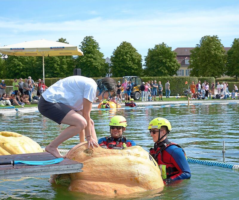 Vorsichtig geht es ins Boot. Vorsichtig geht es ins Boot.