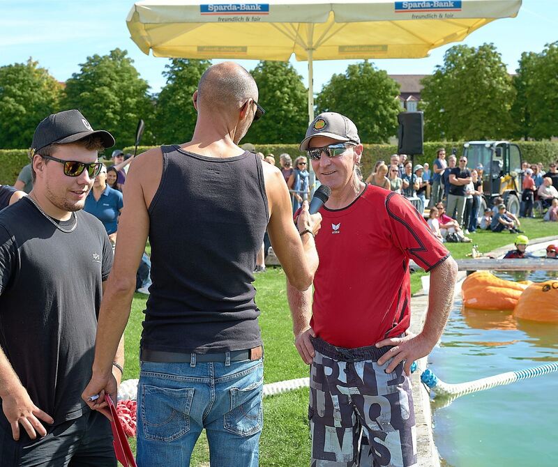 Diese zwei Herren haben ihre Boote eigens gezüchtet. Diese zwei Herren haben ihre Boote eigens gezüchtet.