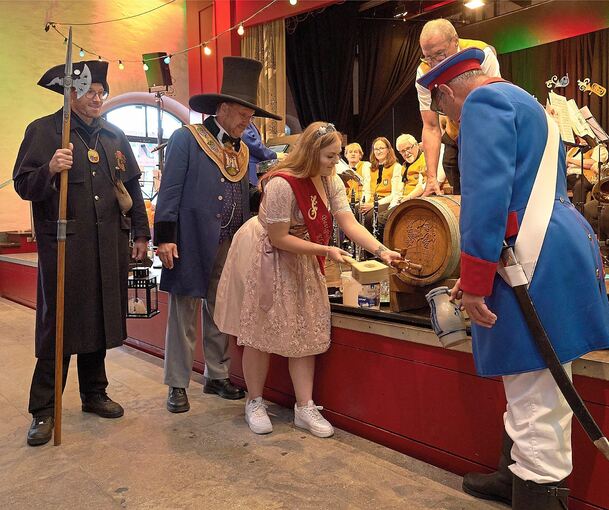 Die Besigheimer Schultesgruppe und Weinprinzessin Klaudia Laksa eröffnen die Musik- und Weintage.