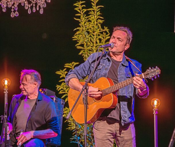 Unter freiem Himmel begeistert der Sänger Chris Ronald seine Zuhörer in Kirchheim.