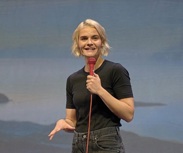 Selbstironisch und unterhaltsam: Hazel Brugger.