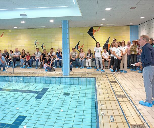 Bürgermeister Steffen Döttinger bei der Eröffnung des Lehrschwimmbades.