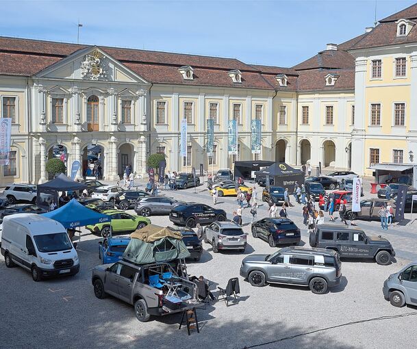 Moderne Automobiltechnik trifft auf barocke Pracht des Residenzschlosses.