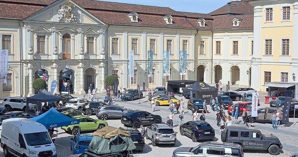 Moderne Automobiltechnik trifft auf barocke Pracht des Residenzschlosses.