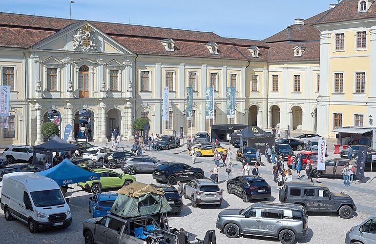 Moderne Automobiltechnik trifft auf barocke Pracht des Residenzschlosses. Moderne Automobiltechnik trifft auf barocke Pracht des Residenzschlosses.