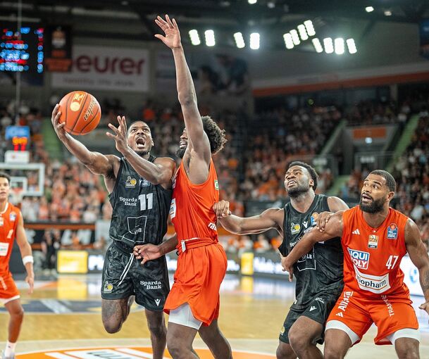 Meist glücklos: Darius Perry (links) zieht gegen Oluwasimisola Shittu zum Korb. Maxwell Dongmo Temoka (2. von rechts) und Ulms Marvin Heckel schauen gespannt zu.